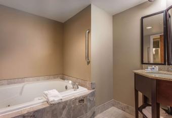 Comfort Inn Sw Omaha I-80 has rooms with a private hot tub