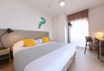 Apparteo Bordeaux has Balcony rooms