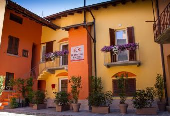 BELSORRISOVARESE-City Residence- Private Parking -With Reservation- allows 18 year olds to book a room