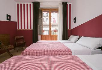 Hostal La Casa de La Plaza allows 18 year olds to book a room