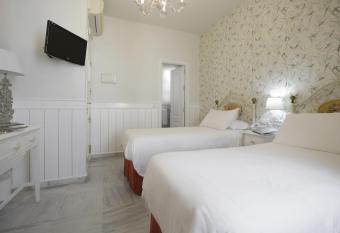Basic Hotel Puerta de Sevilla has Balcony rooms
