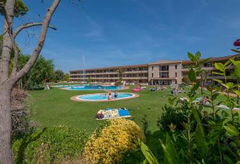 Aparthotel Golf Beach allows 18 year olds to book a room