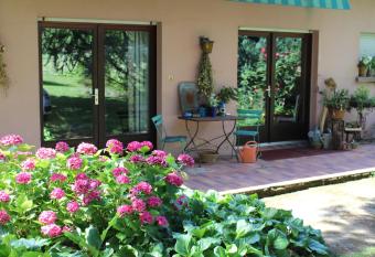 Dans le Jardin de Marie allows 18 year olds to book a room