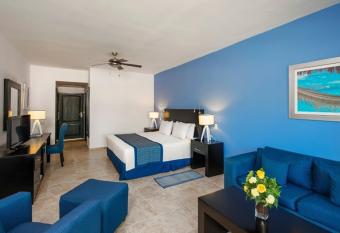 Ocean Blue & Sand Beach Resort - All Inclusive has rooms with a private hot tub