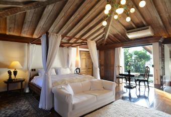 Le Chateaux Jo   Boutique Hotel has rooms with a private hot tub