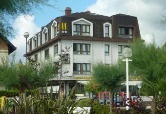 Hotel Ezeiza allows 18 year olds to book a room