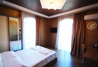Black Sea Star Batumi has rooms with a private hot tub