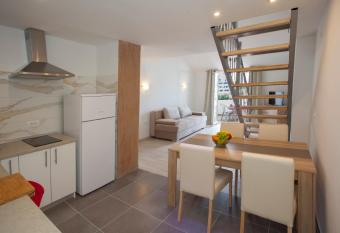 Mar e Sol Apartments allows 18 year olds to book a room