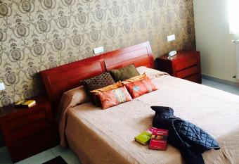 Hotel Casa Jurjo has rooms with a private hot tub