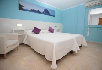 Hostal Costa Blanca allows 18 year olds to book a room