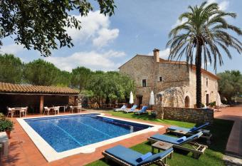 Mas Falgarona Hotel Boutique & SPA allows 18 year olds to book a room