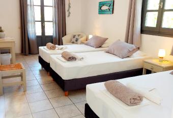 Villa Del Mar allows 18 year olds to book a room