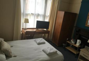 Four Seasons Budget allows 18 year olds to book a room