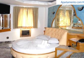 Paissand   Palace Hotel - Pr  ximo   s ruas 25 de Mar  o, Sta Ifig  nia e regi  es do Br  s e Bom Retiro has rooms with a private hot tub