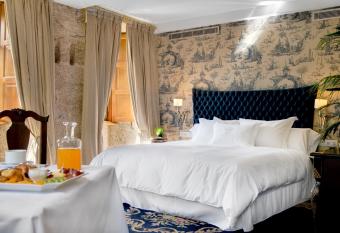 A Quinta Da Auga Hotel Spa Relais & Chateaux has rooms with a private hot tub