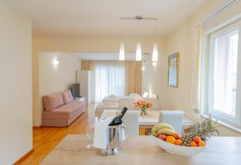 Apartments Pavokovi   Ba  ka Voda - Beach nearby has Balcony rooms