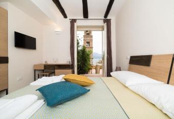 Altavilla has Balcony rooms