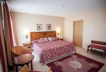 Gran Hotel Ciudad Del Sur has rooms with a private hot tub