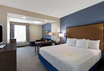 La Quinta Inn & Suites by Wyndham Morgan Hill-San Jose South has rooms with a private hot tub