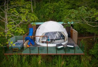 Chira Glamping Monteverde has rooms with a private hot tub