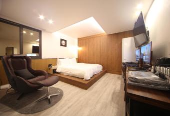 The Stone Bridge Hotel Sasang allows 18 year olds to book a room