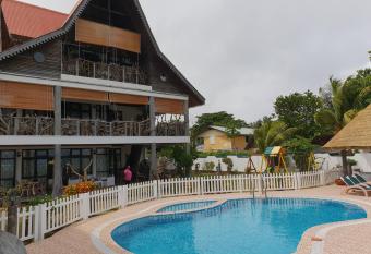 La Digue Emerald Villa has rooms with a private hot tub