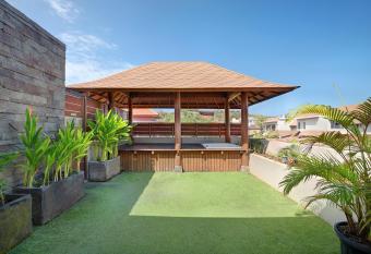 Puri Sabina Bed & Breakfast has rooms with a private hot tub