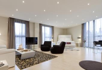 Hotel Gran Bilbao has rooms with a private hot tub