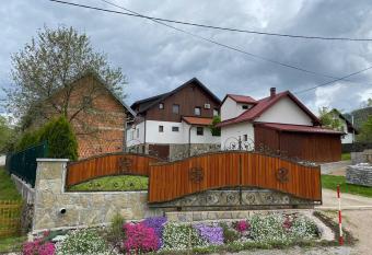 Ethno House Izvor has Balcony rooms
