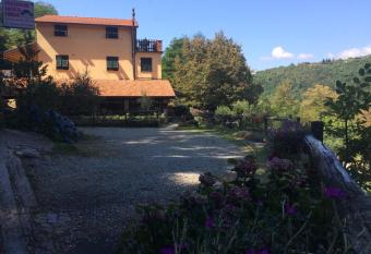 La Taverna Del Nonno allows 18 year olds to book a room