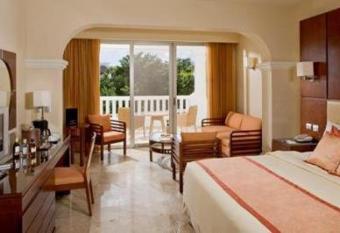 Grand Riviera Princess - All Inclusive has rooms with a private hot tub