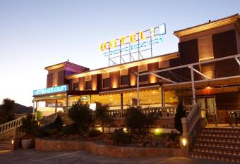 Hotel Las Terrazas allows 18 year olds to book a room