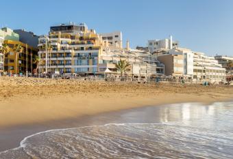 Apartamentos Col  n Playa allows 18 year olds to book a room