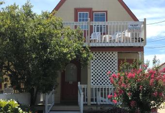 Angie's Guest Cottage has Balcony rooms