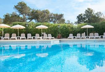 azuLine Hotel Bahamas y Bahamas II allows 18 year olds to book a room