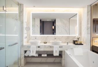 El Embajador, a Royal Hideaway Hotel has rooms with a private hot tub