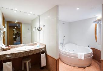 SOMMOS Hotel Benasque Spa has rooms with a private hot tub