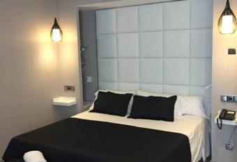 Hoteles Urbanos N Avenida de Espa  a allows 18 year olds to book a room