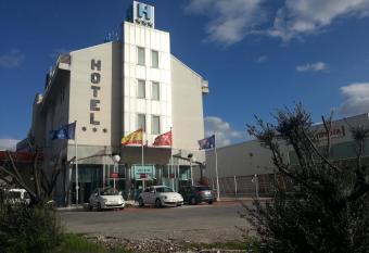 Hotel Ciudad de Fuenlabrada allows 18 year olds to book a room