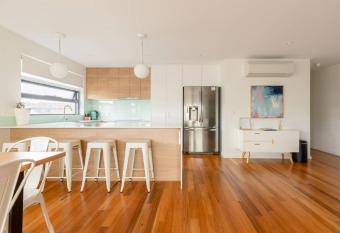 Kangaroo Bay Apartments has Balcony rooms