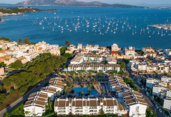 Puerto Azul Suite Hotel allows 18 year olds to book a room