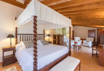Finca Son Roig by Valentin has rooms with a private hot tub