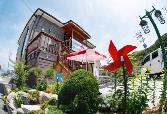 Geoje Blueberry Pension has Balcony rooms