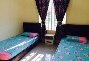 D Pantai Homestay Kuala Sg. Baru has rooms with a private hot tub