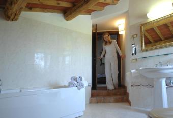 Agrihotel Il Palagetto has rooms with a private hot tub