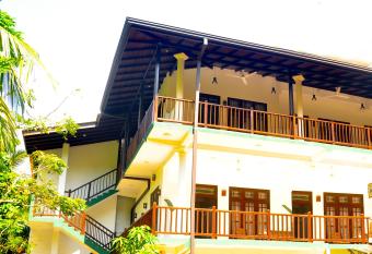 Hiru Resort Inn Unawatuna allows 18 year olds to book a room