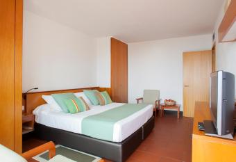 Almadraba Park Hotel has rooms with a private hot tub