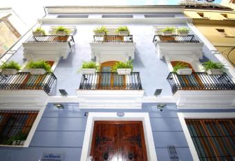 Apartamentos Edificio Palomar allows 18 year olds to book a room