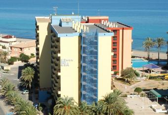Hotel Apartamentos Londres La Manga allows 18 year olds to book a room