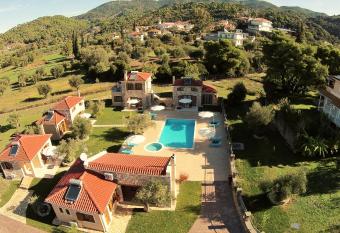 Evinos Garden has Balcony rooms